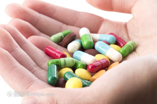 手捧着药，还捧着保健食品 我们在焦虑与科学之间该如何选择？